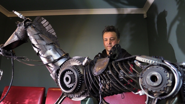 Eski motor parçalarını sanata dönüştüren usta