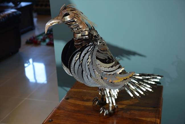 Eski motor parçalarını sanata dönüştüren usta