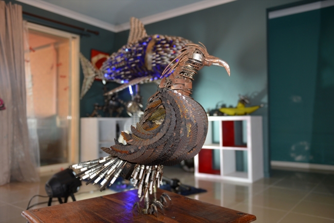 Eski motor parçalarını sanata dönüştüren usta