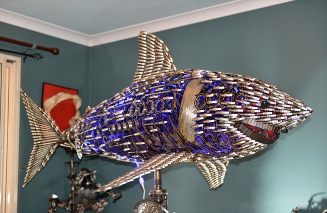 Eski motor parçalarını sanata dönüştüren usta