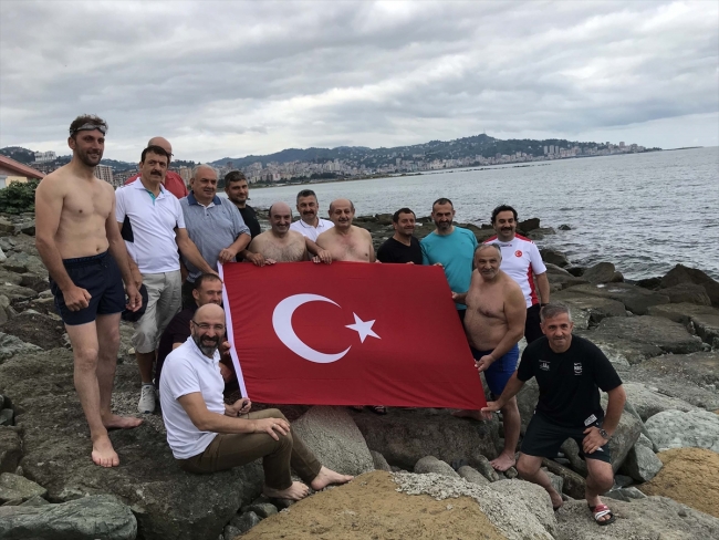 15 kişi şehitler için kulaç attı