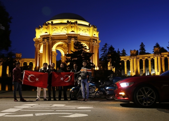 15 Temmuz şehitleri Golden Gate Köprüsü'nde anıldı