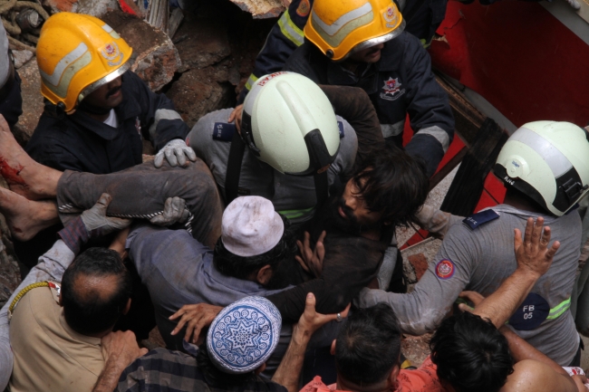 Hindistan'da çöken binada ölü sayısı 14'e çıktı