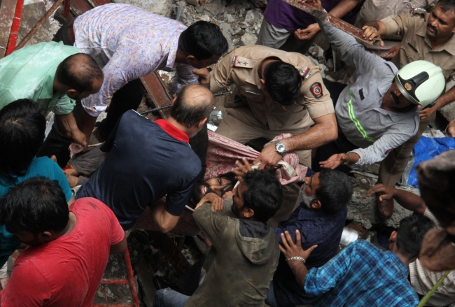 Hindistan'da çöken binada ölü sayısı 14'e çıktı