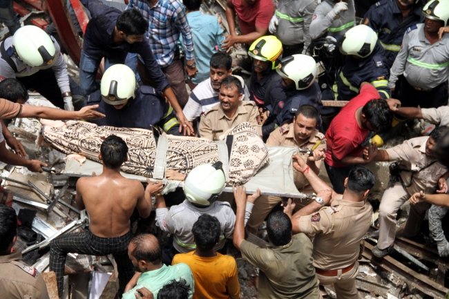 Hindistan'da çöken binada ölü sayısı 14'e çıktı