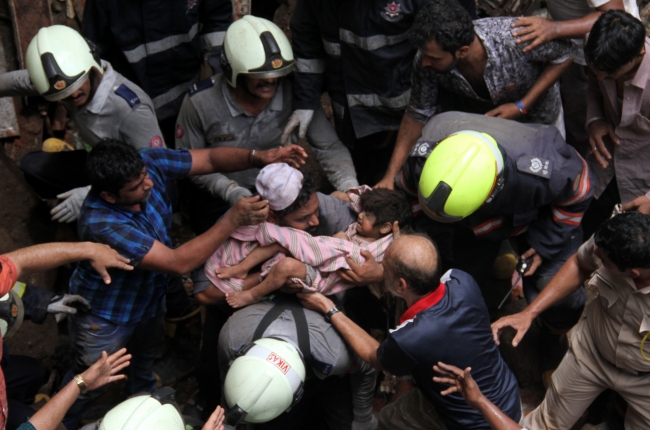 Hindistan'da çöken binada ölü sayısı 14'e çıktı