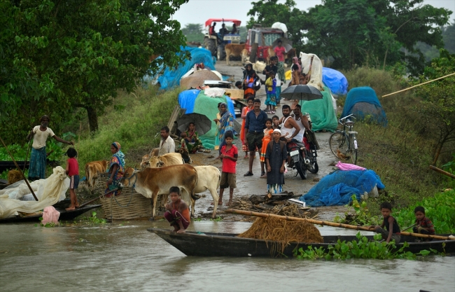 Hindistan'da sel 67 can aldı