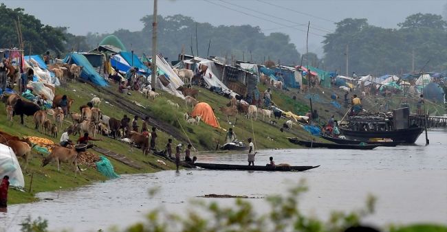 Hindistan'da sel 67 can aldı