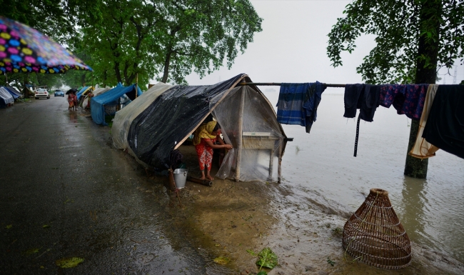 Hindistan'da sel 67 can aldı