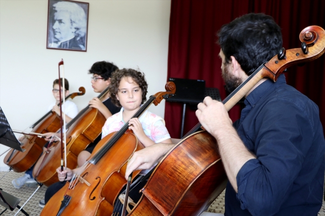 "Sihirli notaları" ustalarından öğreniyorlar