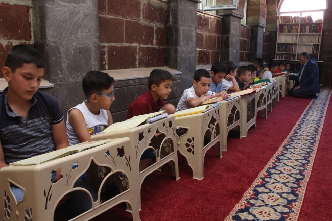 Camiler binlerce çocuğun sesiyle yankılanıyor