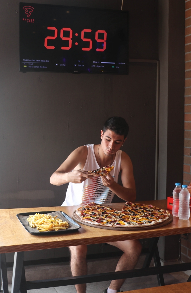 Pizzacıdan ilginç teklif: 30 dakikada bitir çeyrek altını al