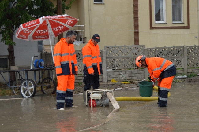 Afyonkarahisar'da sağanak hayatı olumsuz etkiledi