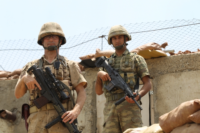 Baba oğul omuz omuza vatan nöbetinde