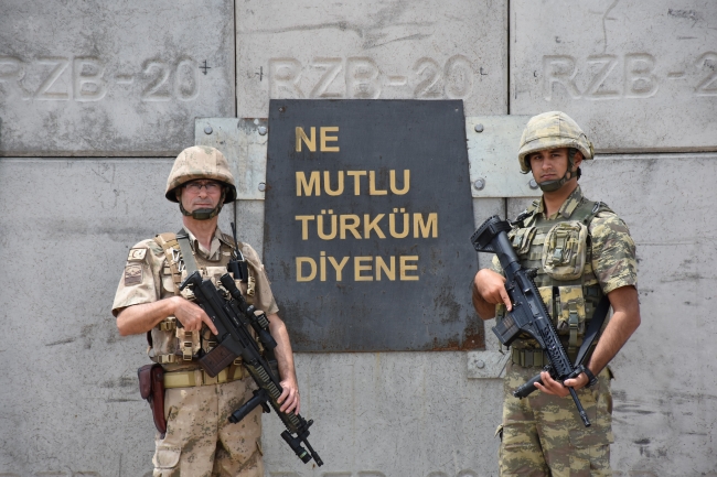 Baba oğul omuz omuza vatan nöbetinde