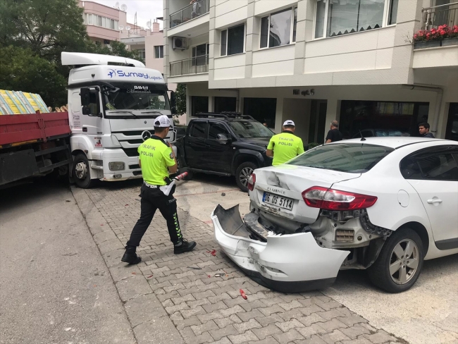 Freni boşalan tır 5 araca çarptı