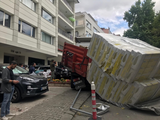 Freni boşalan tır 5 araca çarptı