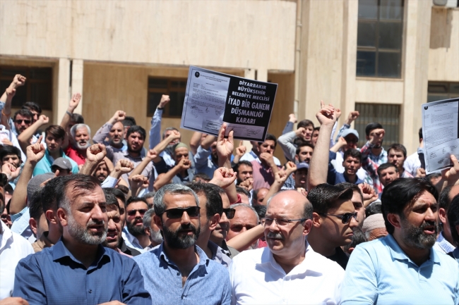 HDP'li Diyarbakır Büyükşehir Belediyesi'nin kararları protesto edildi