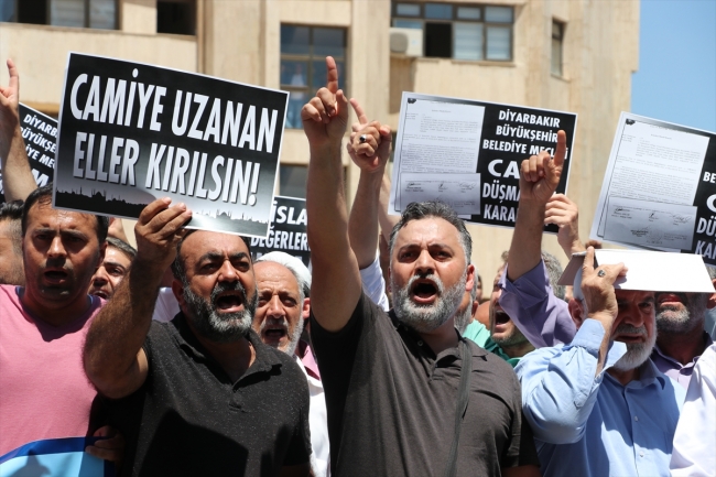HDP'li Diyarbakır Büyükşehir Belediyesi'nin kararları protesto edildi
