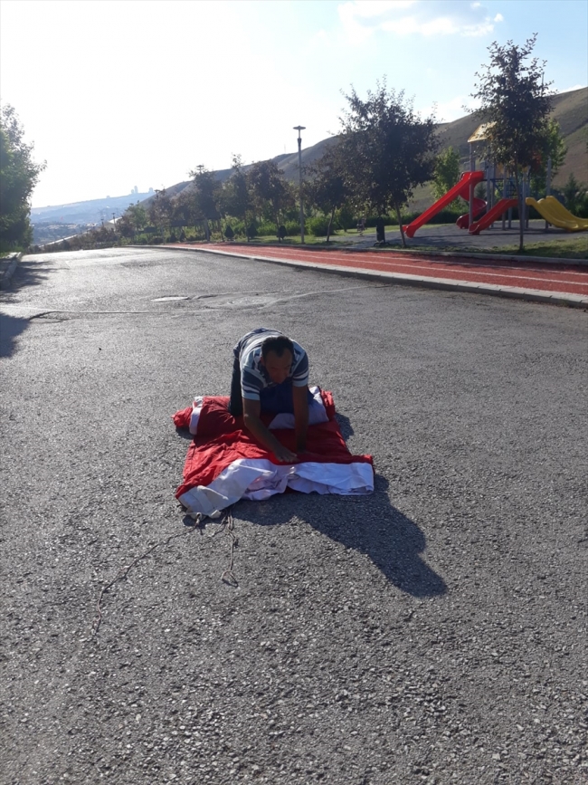 Çöpte bulduğu Türk bayrağını aracına aldı, olaya sosyal medyadan tepki gösterdi