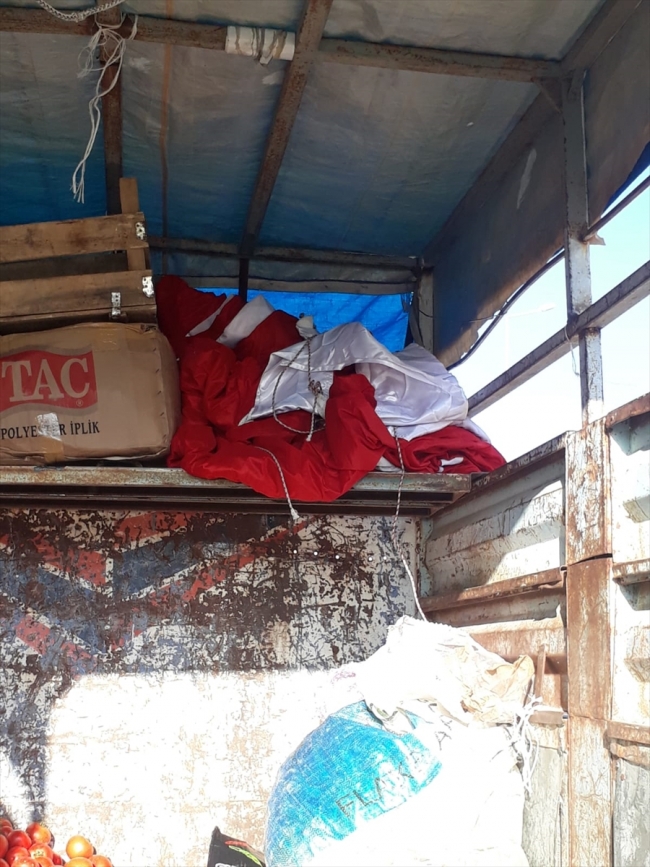 Çöpte bulduğu Türk bayrağını aracına aldı, olaya sosyal medyadan tepki gösterdi