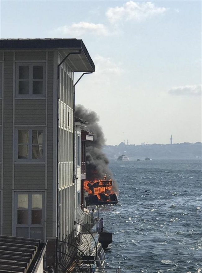 İstanbul Boğazı'nda yatta yangın