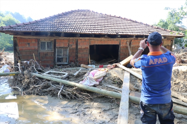 Düzce'de arama-kurtarma çalışmaları gün boyu devam etti