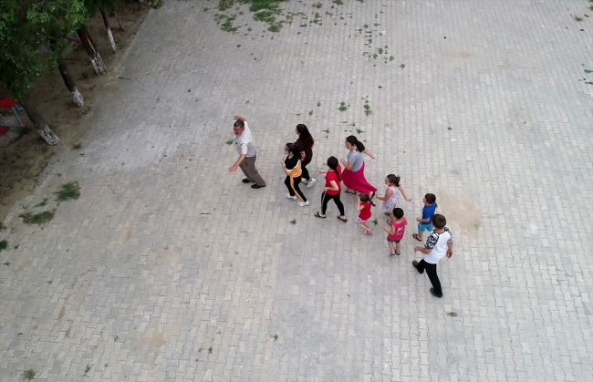 Köy sakinlerinin antrenörlüğünü muhtar yapıyor