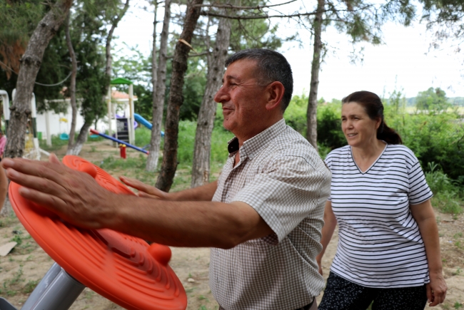 Köy sakinlerinin antrenörlüğünü muhtar yapıyor