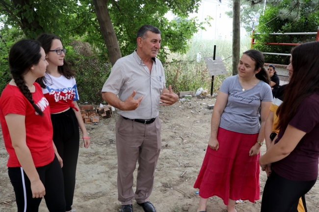 Köy sakinlerinin antrenörlüğünü muhtar yapıyor