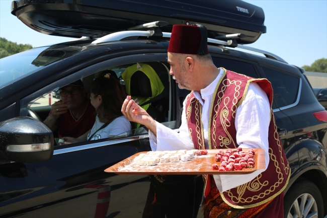 Gurbetçilere "tatlı" karşılama