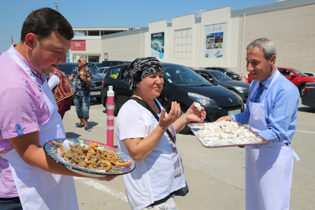 Gurbetçilere "tatlı" karşılama