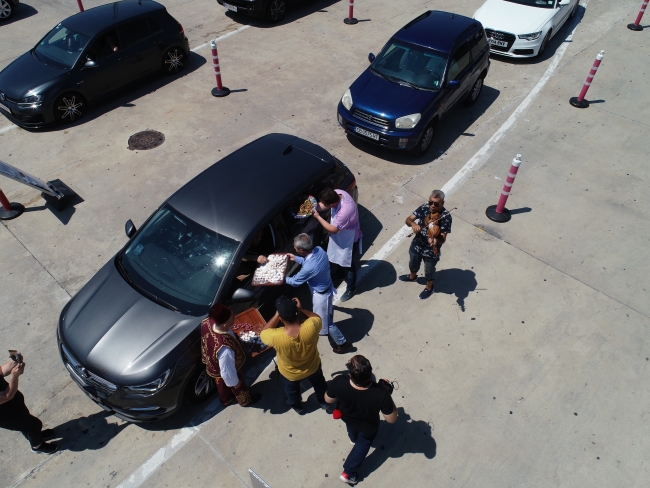 Gurbetçilere "tatlı" karşılama