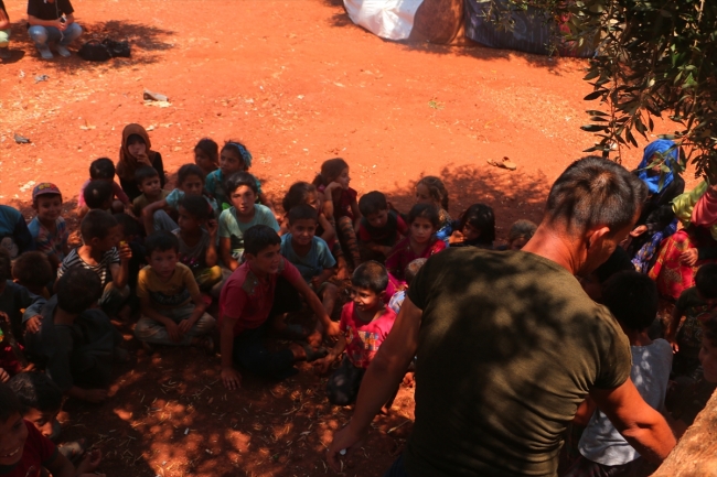 Savaş mağduru çocuklara ağaç altında eğitim veriyor