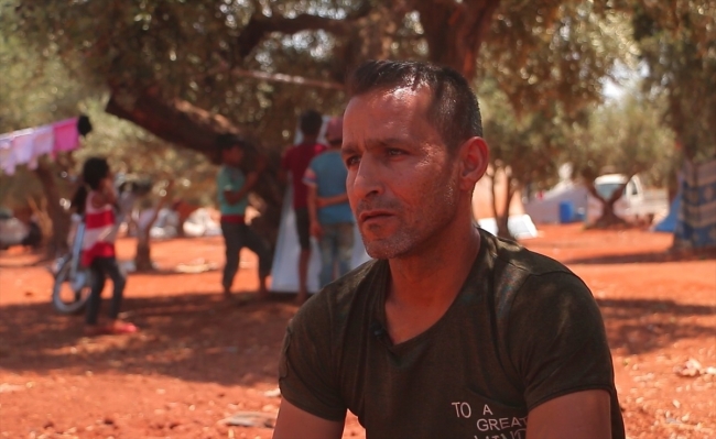 Savaş mağduru çocuklara ağaç altında eğitim veriyor