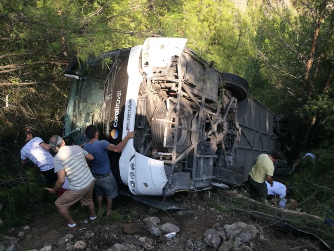 Antalya'da tur otobüsü kaza yaptı