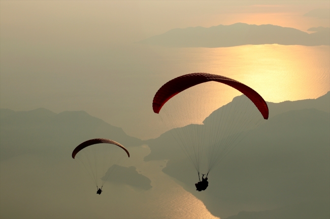 Babadağ'da renklenen gökyüzü yüzleri güldürdü