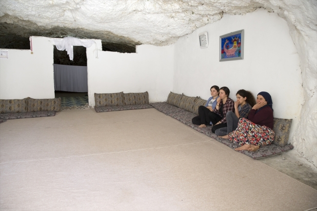 Kışı evlerinde, yazı mağarada geçiriyorlar