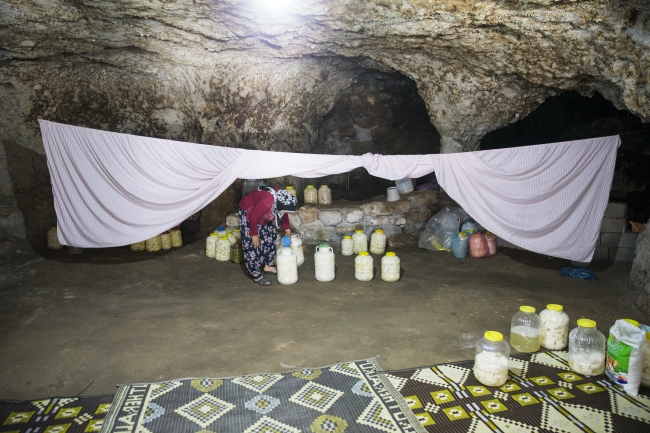 Kışı evlerinde, yazı mağarada geçiriyorlar