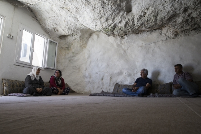 Kışı evlerinde, yazı mağarada geçiriyorlar