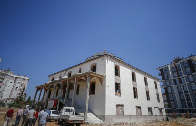 Gözleme satarak caminin yeniden inşasına katkıda bulunuyorlar