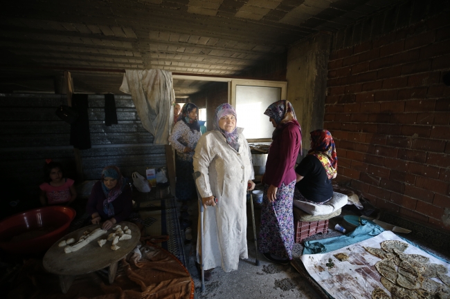Gözleme satarak caminin yeniden inşasına katkıda bulunuyorlar