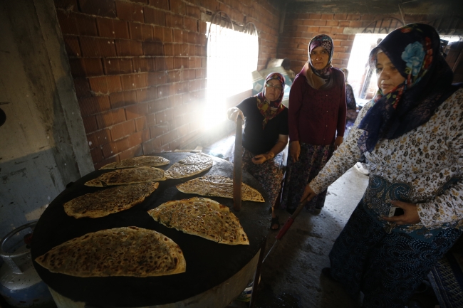 Gözleme satarak caminin yeniden inşasına katkıda bulunuyorlar