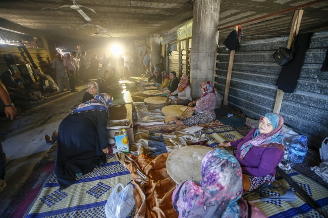 Gözleme satarak caminin yeniden inşasına katkıda bulunuyorlar