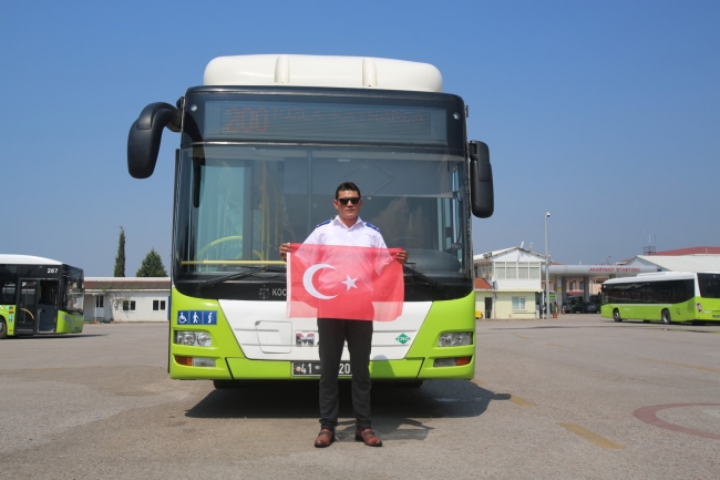 Otobüs şoförü Türk bayrağını yerde bırakmadı