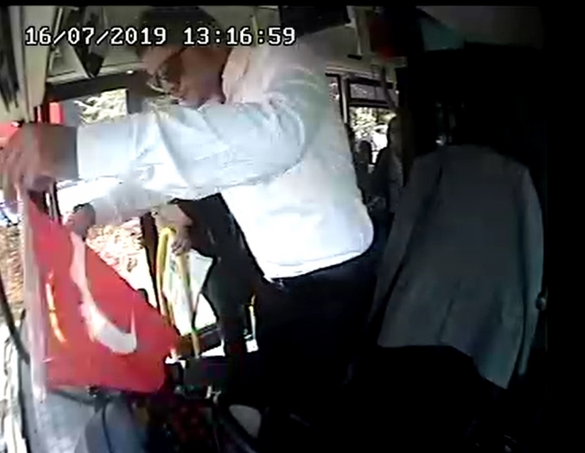 Otobüs şoförü Türk bayrağını yerde bırakmadı