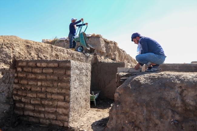 Van Kalesi'ndeki Urartu yapıları kerpiçle ayağa kaldırılıyor