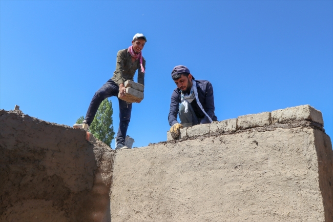 Van Kalesi'ndeki Urartu yapıları kerpiçle ayağa kaldırılıyor