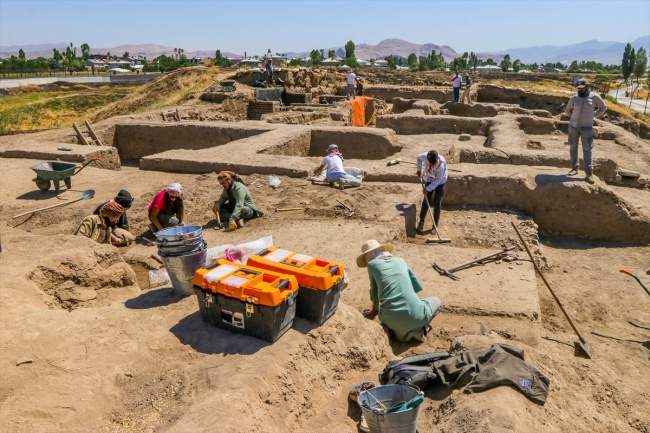 Van Kalesi'ndeki Urartu yapıları kerpiçle ayağa kaldırılıyor