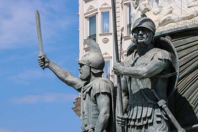 Farklı dönemlere ait mimari tarzlarıyla Üsküp